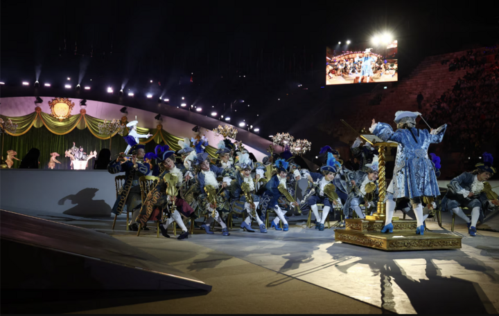 Các nghệ sĩ biểu diễn trong lễ bế mạc.