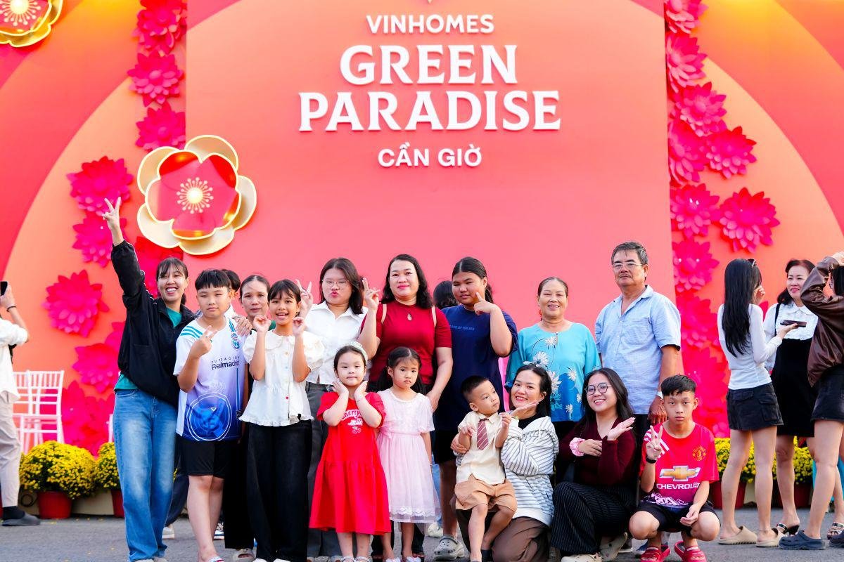 Khoảnh khắc ba thế hệ cùng chung một khung hình sẽ trở thành ký ức theo mỗi người qua năm tháng