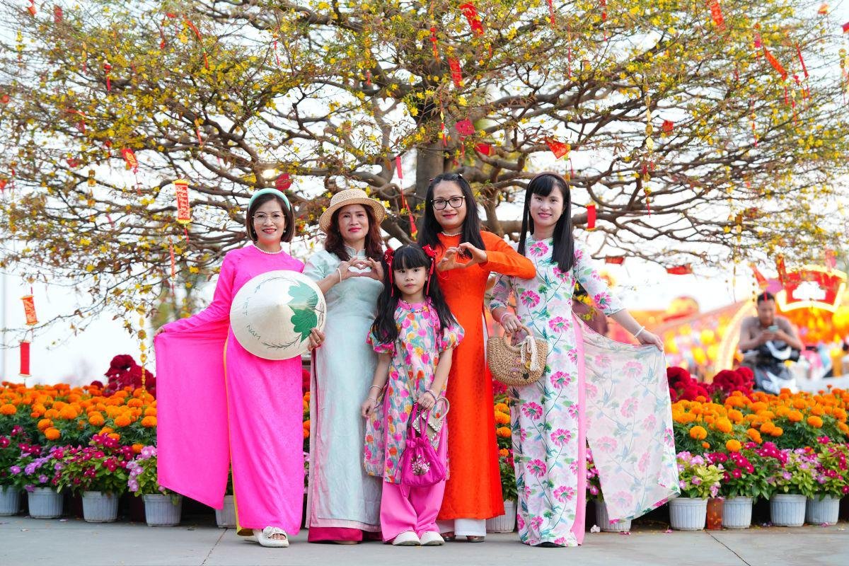 “Kỳ quan” mai cổ thụ 150 năm tuổi - biểu tượng của trường thọ và phúc lộc là nơi lưu giữ những bức ảnh gia đình đầy ý nghĩa