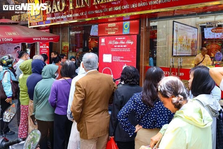 Người dân xếp hàng đi mua vàng ngày vía thần Tài. (Ảnh: Minh Đức)