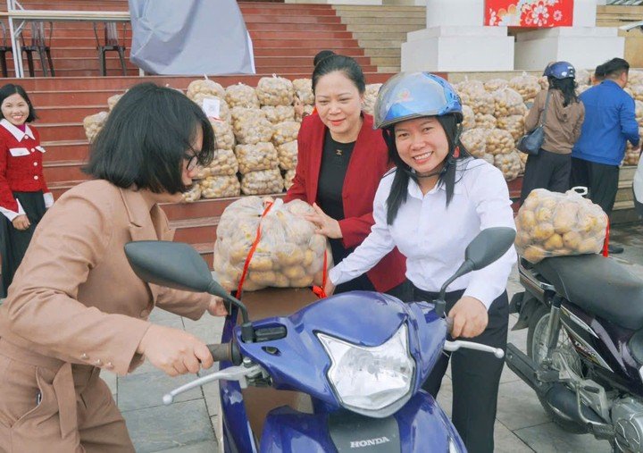 Nhiều người hưởng ứng, tham gia mua khoai tây chất lượng cao với giá thành chỉ 120 nghìn đồng/túi 15kg.