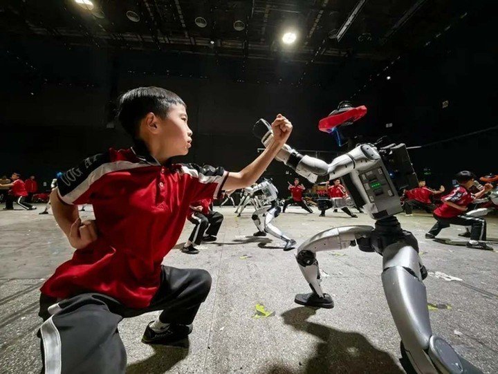 Các võ sinh Trung Quốc tập luyện với robot