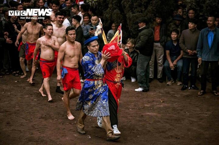 Ngày 24/2 (tức mùng 8 tháng Giêng âm lịch), hàng nghìn người dân và du khách thập phương lại nô nức đổ về đền Hét ở xã Thái Ninh, tỉnh Hưng Yên để tham dự lễ hội, theo dõi màn vật cầu độc đáo thể hiện tinh thần thượng võ của người dân miền biển. Sau khi vào đền làm lễ thắp hương, hai đội gồm đội Nông (mặc quần màu đỏ) và đội Ngư (mặc quần màu xanh) sẽ mang quả cầu được làm từ củ chuối hột ra sân bãi bằng cát cạnh đền để thi đấu. (Ảnh: Tô Mạnh)