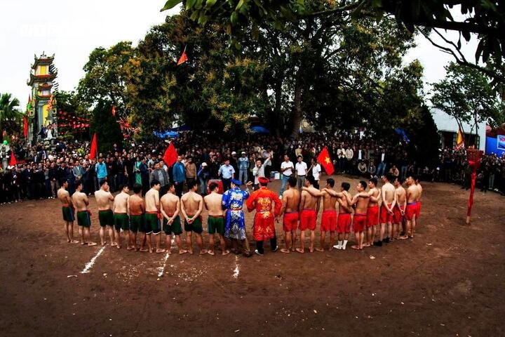 Các thôn cử ra 18 người là những thanh niên trai tráng khỏe mạnh. Các thanh niên chia thành 2 đội với mỗi đội 9 người (gồm 1 tướng, 8 quân). Tướng được chọn phải là người khỏe mạnh, có đạo đức, phẩm chất tốt... (Ảnh: Tô Mạnh)
