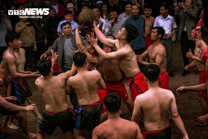 Quả cầu được làm từ củ chuối hột có trọng lượng khoảng 10kg, gọt nhẵn nên đòi hỏi người chơi phải vận dụng sức khỏe, sự nhanh nhẹn, khéo léo và tinh thần tập thể để có thể giành lấy đưa về bồ (giỏ) của đội mình. (Ảnh: Tô Mạnh)