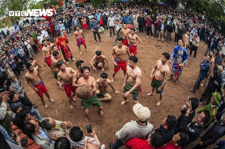Củ chuối hột trơn, tròn và nặng nên đòi hỏi sức mạnh và sự khéo léo khi các thành viên của hai đội luôn tranh chấp rất quyết liệt. (Ảnh: Tô Mạnh)