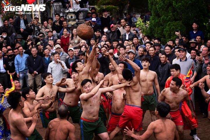 Nghi thức vật cầu tại đền Hét nhằm gìn giữ môn thể thao do tướng quân Phạm Ngũ Lão (một danh tướng thời nhà Trần) sáng tạo ra để rèn luyện sức khỏe binh sĩ khi đóng quân tại nơi này. (Ảnh: Tô Mạnh)