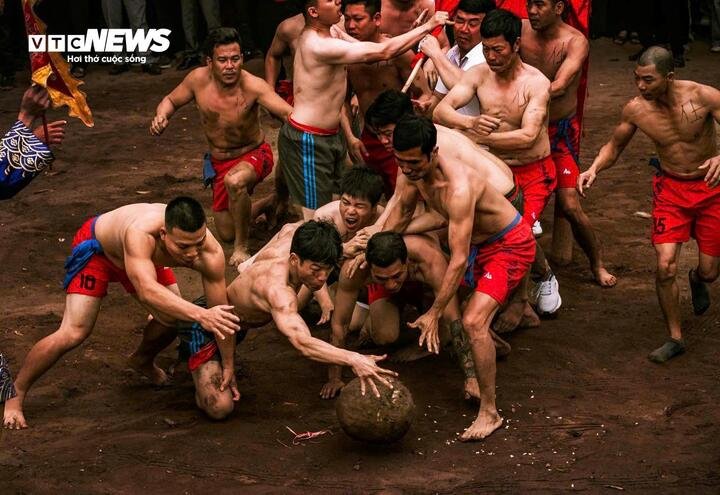 Khi được vua Trần giao cho thống lĩnh ba quân trấn thủ vùng biên giới Ðông Bắc, tướng quân Phạm Ngũ Lão đã chọn cửa biển Ðại Toàn (nay là cửa biển Diêm Ðiền), mảnh đất địa linh nhân kiệt có thế long giáng, hổ vờn để làm nơi đóng đồn, dựng trại huấn luyện binh sĩ. Việc vật cầu là cách rèn luyện sức khỏe và tinh thần tập thể. (Ảnh: Tô Mạnh)