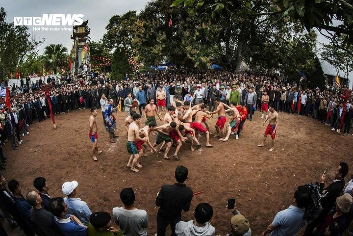Trải qua hàng nghìn năm lịch sử, trò chơi vật cầu vẫn được nhân dân địa phương lưu truyền nguyên bản. (Ảnh: Tô Mạnh)