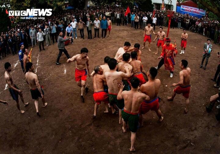 Ngày nay, không gian lễ hội đền Hét đã vượt qua ranh giới lễ hội làng để trở thành lễ hội của cả một vùng, hằng năm thu hút đông đảo người dân và du khách thập phương. (Ảnh: Tô Mạnh)