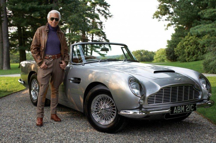 Tỷ phú Ralph Lauren đứng cùng Aston Martin DB5 Convertible cổ điển. (Ảnh: carolenash)
