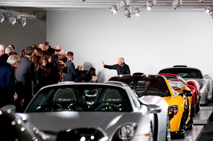 Vị tỷ phú luôn thu hút giới truyền thông khi xuất hiện cùng siêu xe. (Ảnh: luxuo)