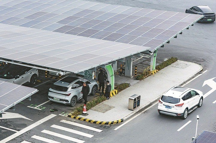 Xe điện sạc tại trạm sạc siêu nhanh lớn nhất Trung Quốc ở thành phố Hàng Châu, tỉnh Chiết Giang, ngày 5/2. (Ảnh: China Daily)