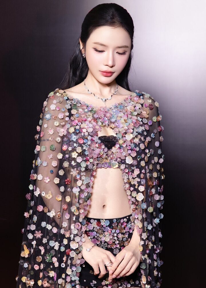 Trong phim, LyLy vào vai Hải Linh – một MC nổi tiếng với talkshow “Chị Bờ Vai”, có hôn nhân hạnh phúc và cuộc sống giàu có. Bi kịch bắt đầu khi cô nghi ngờ chồng ngoại tình, kéo theo hành trình sụp đổ nội tâm phía sau vẻ ngoài hoàn hảo.