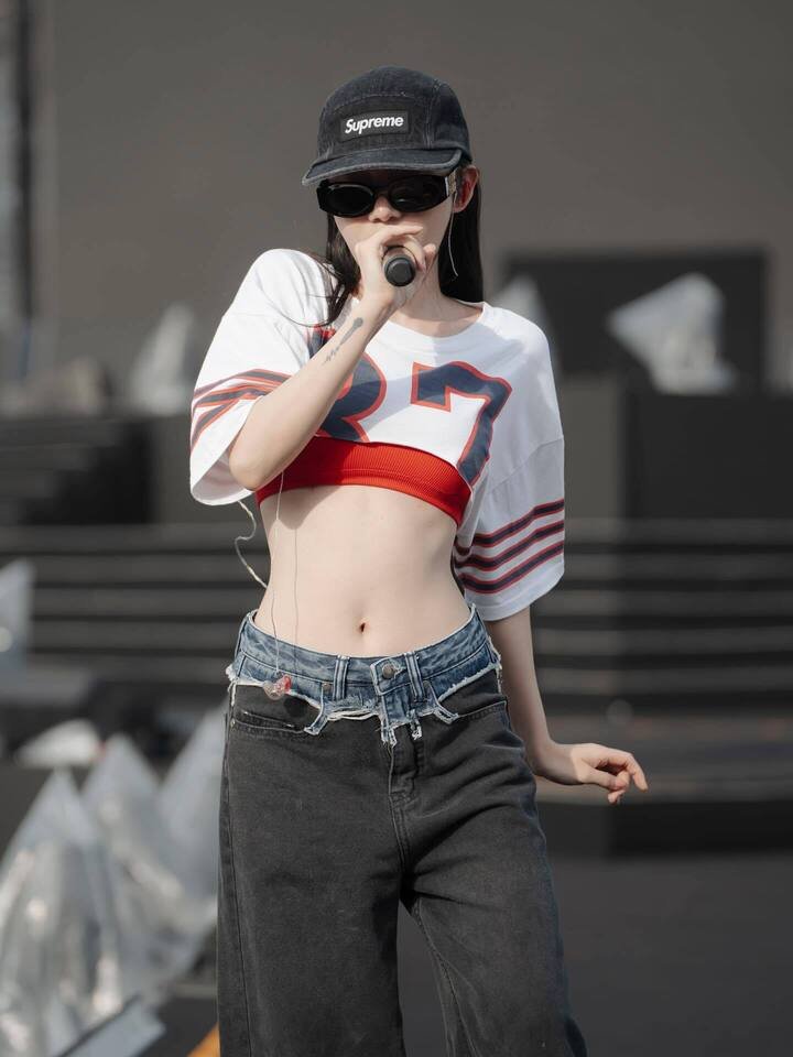 Áo croptop khoe eo trở thành “item ruột”, song cô biến hóa đa dạng để không tạo cảm giác lặp lại.