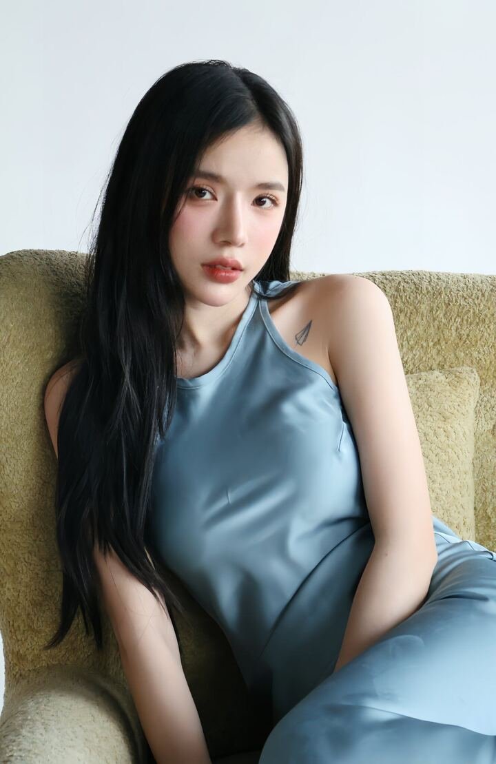 Phong cách thời trang đời thường biến hóa đa dạng của LyLy từ quyến rũ đến nữ tính, ngọt ngào.