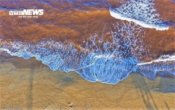 Theo ghi nhận của PV Báo Điện tử VTC News, dải nước màu nâu đỏ được gọi là