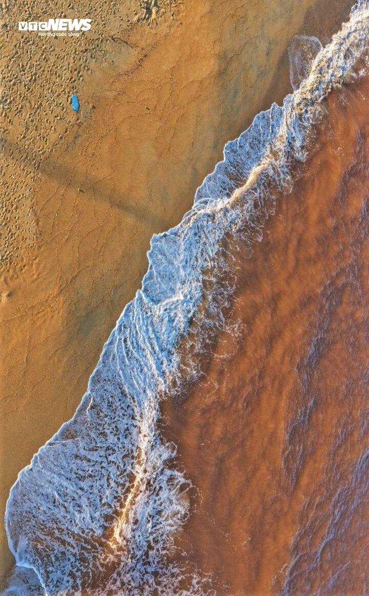 Có rất nhiều lý giải của người dân địa phương và người dùng mạng xã hội về dải nước nâu đỏ này. Người thì cho rằng đây là màu đỏ của bùn đất trên đường sạt xuống, cũng có người nói đây là mùa tảo biển nở hoa, mùa con ruốc biển hay thậm chí có người cho rằng đây là nước thải công nghiệp...