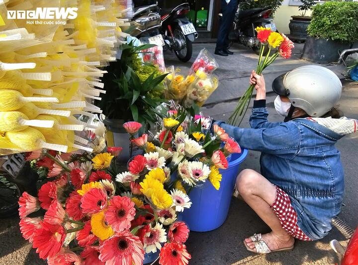 Hoa đồng tiền được nhiều khách lựa chọn bởi ý nghĩa may mắn, tài lộc, giá bán năm nay dao động 15.000-20.000 đồng/bông, tương đương năm ngoái.