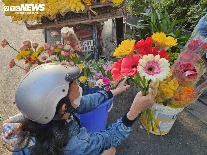 Thị trường hoa tươi, đồ cúng sôi động trước ngày vía Thần Tài - 4