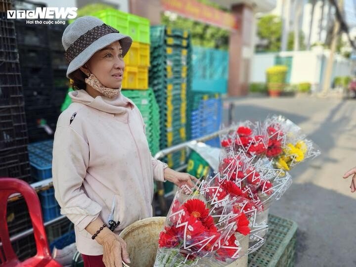 Thị trường hoa tươi, đồ cúng sôi động trước ngày vía Thần Tài - 5