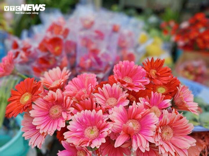 Nhiều người quan niệm, cắm hoa đồng tiền cúng Thần Tài sẽ giúp gia chủ làm ăn phát đạt, tài lộc dồi dào, gặp nhiều may mắn.