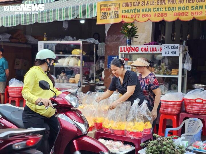 Bên cạnh hoa, các mặt hàng đồ cúng truyền thống được bày bán đầy đủ, đáp ứng nhu cầu của tiểu thương và hộ kinh doanh.