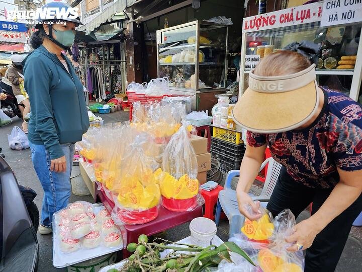 Theo quan niệm dân gian, bánh nở càng to thì tài lộc càng vượng, nên người mua thường chọn những chiếc bánh nở đẹp, phồng lớn với mong muốn một năm làm ăn suôn sẻ.