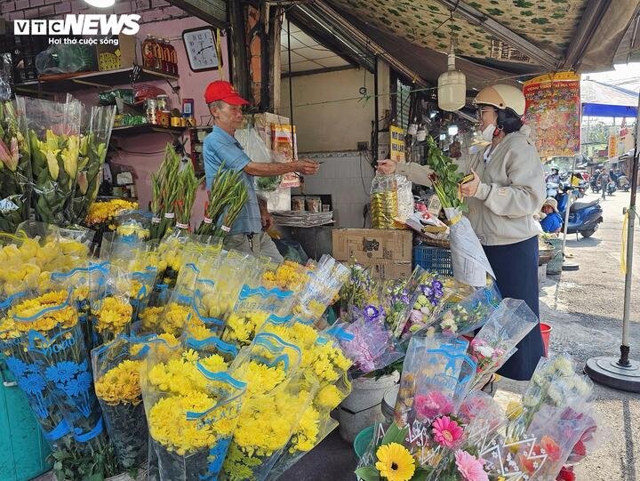 Thị trường hoa tươi, đồ cúng sôi động trước ngày vía Thần Tài - 12