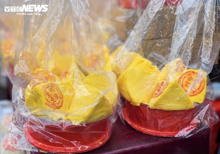 Thị trường hoa tươi, đồ cúng sôi động trước ngày vía Thần Tài - 13