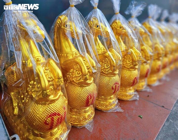 Ngựa vàng tài lộc cũng được nhiều người chọn mua trong ngày này. Nhiều gia đình có xu hướng cúng bái đơn giản hơn, mua vừa đủ lễ vật thay vì sắm sửa đầy đủ như các năm trước.