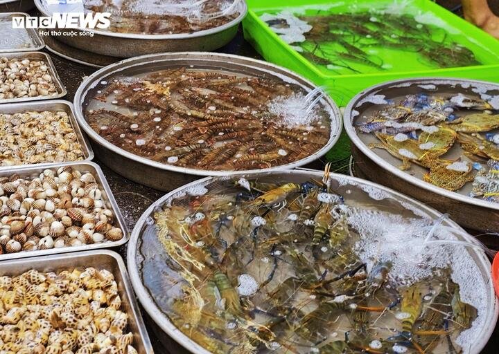 Thị trường hoa tươi, đồ cúng sôi động trước ngày vía Thần Tài - 19