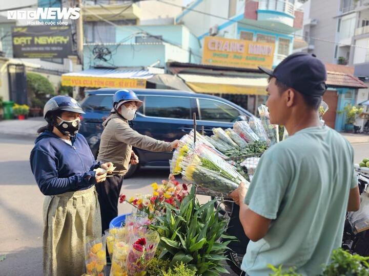Không khí mua bán hoa tươi, đồ cúng trước ngày vía Thần Tài diễn ra sôi động nhưng không quá đột biến. Các tiểu thương cho biết, giá hoa trong ngày vía Thần Tài có thể tăng từ 10–15%.