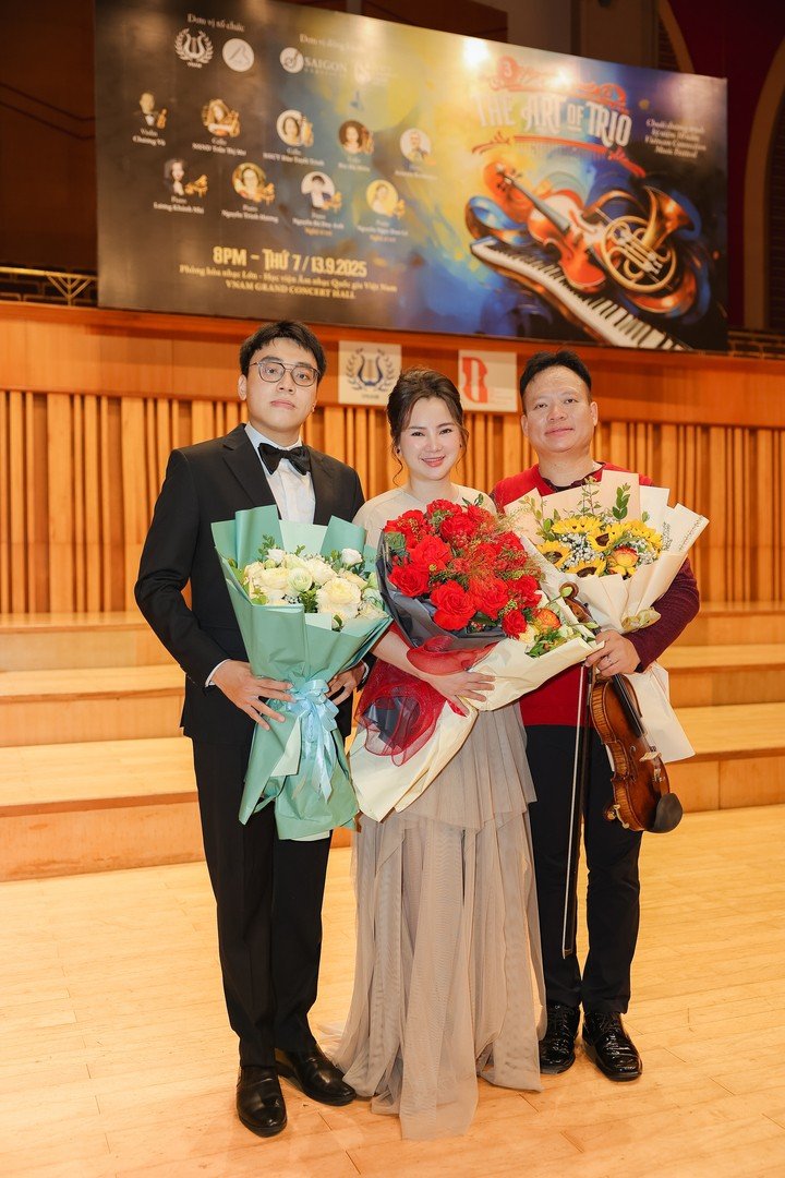 Duy Anh cùng nghệ sĩ Cello Bùi Hà Miên và nghệ sĩ Violin Chương Vũ (từ trái sang) trình diễn bản Trio 