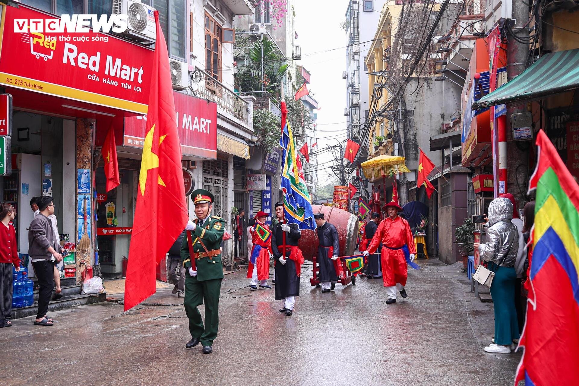 Trai làng mặc yếm đào, lả lơi múa 'con đĩ đánh bồng' giữa phố Hà Nội - 1