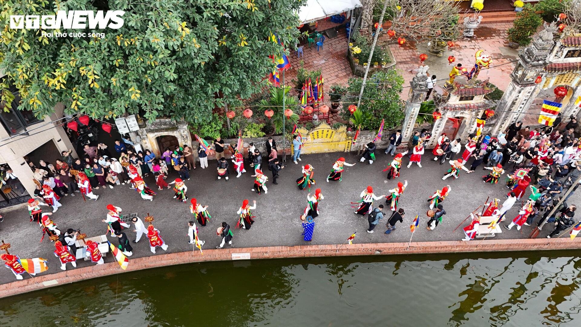 Trai làng mặc yếm đào, lả lơi múa 'con đĩ đánh bồng' giữa phố Hà Nội - 3