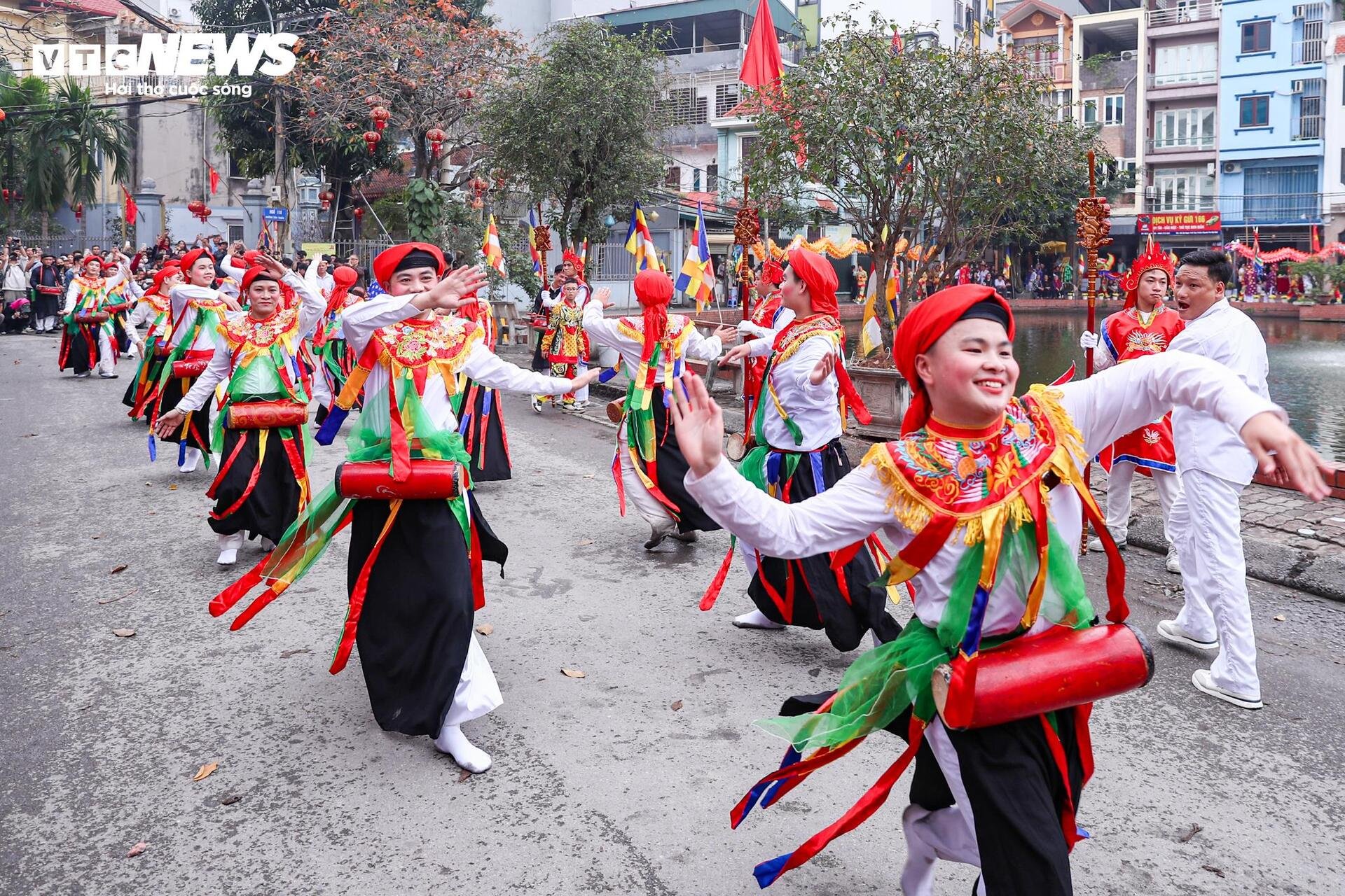 Trai làng mặc yếm đào, lả lơi múa 'con đĩ đánh bồng' giữa phố Hà Nội - 5