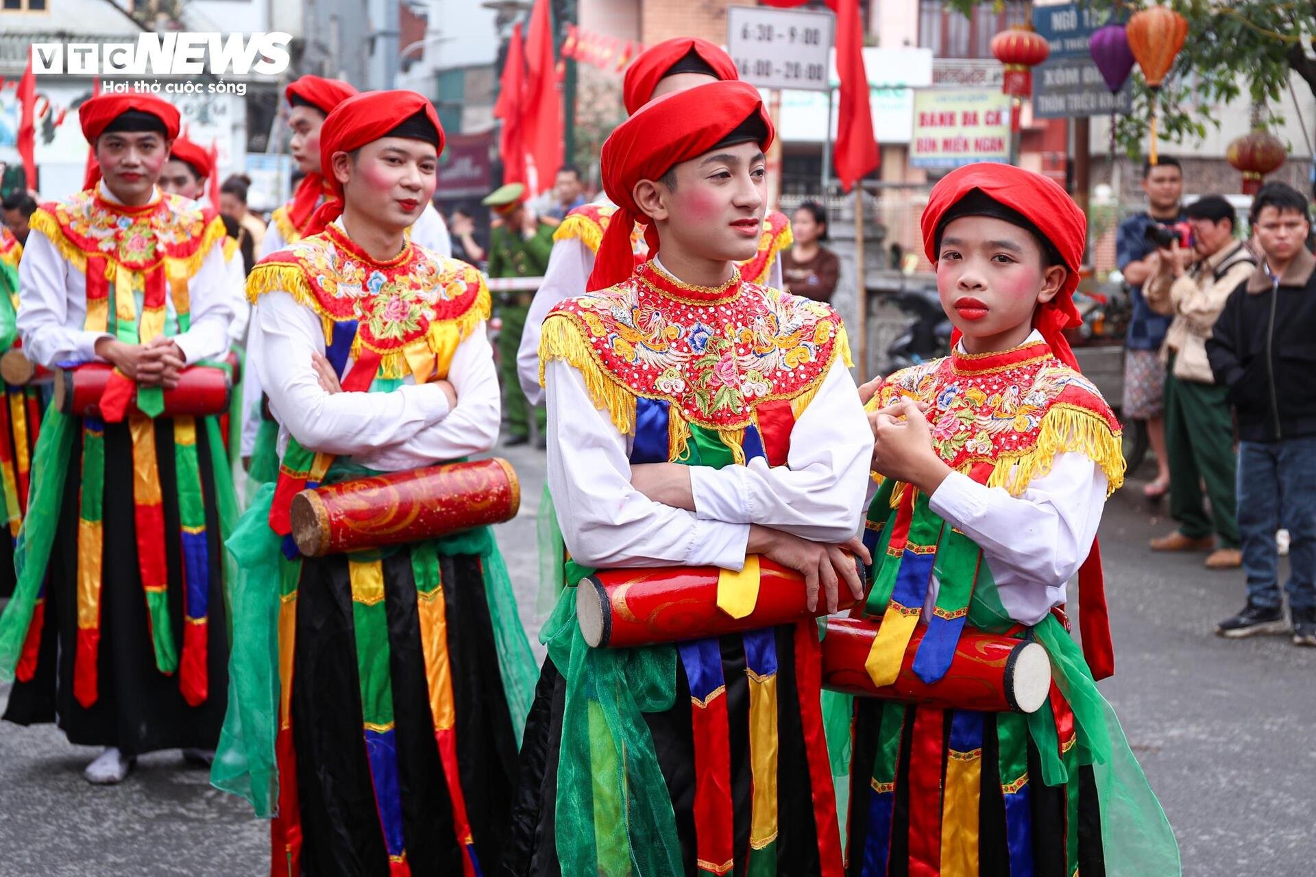Trai làng mặc yếm đào, lả lơi múa 'con đĩ đánh bồng' giữa phố Hà Nội - 6