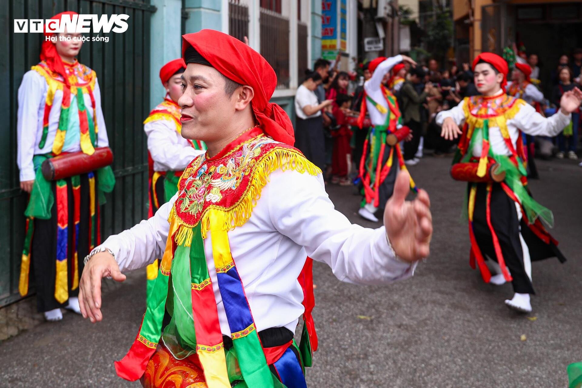 Trai làng mặc yếm đào, lả lơi múa 'con đĩ đánh bồng' giữa phố Hà Nội - 8