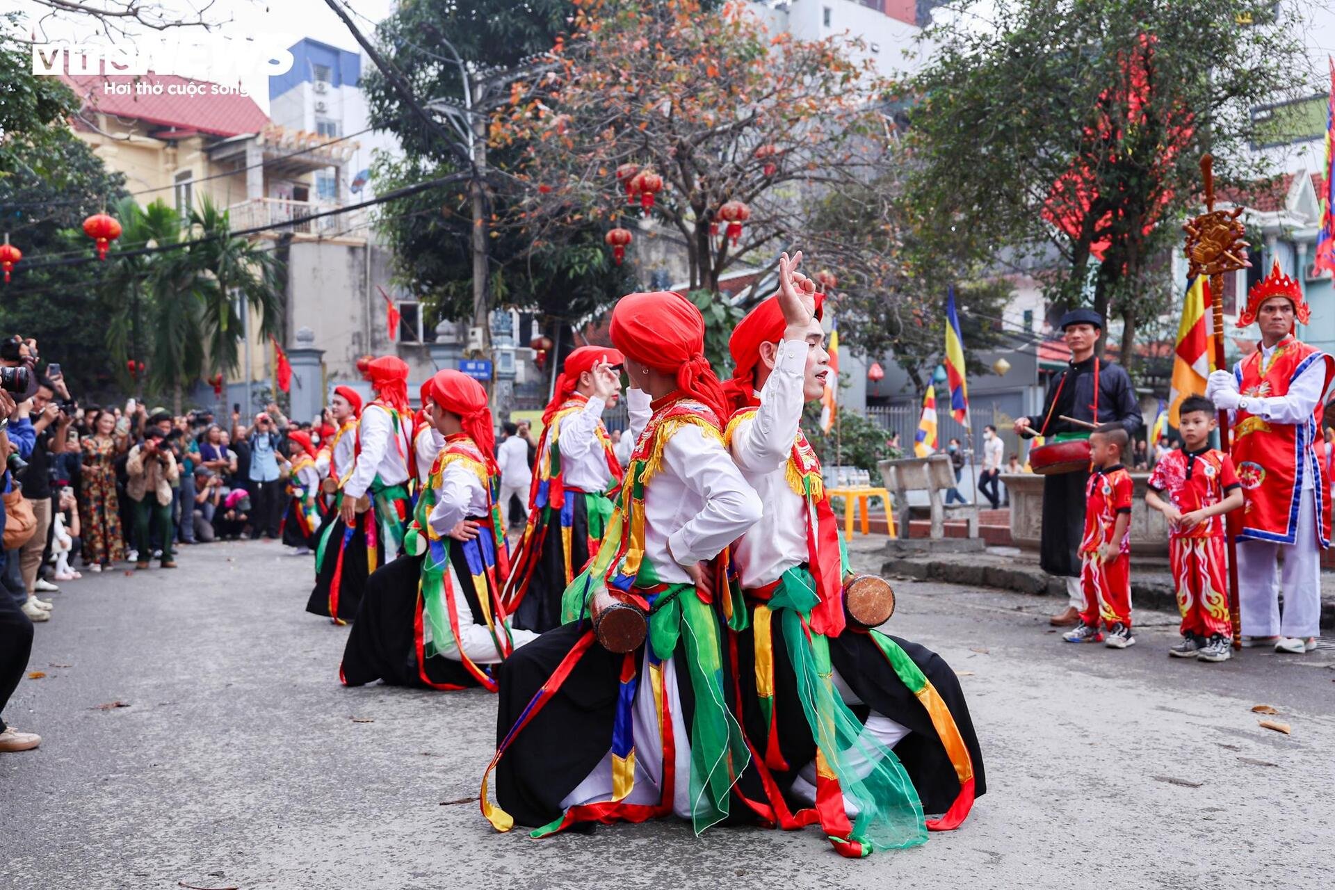 Trai làng mặc yếm đào, lả lơi múa 'con đĩ đánh bồng' giữa phố Hà Nội - 9