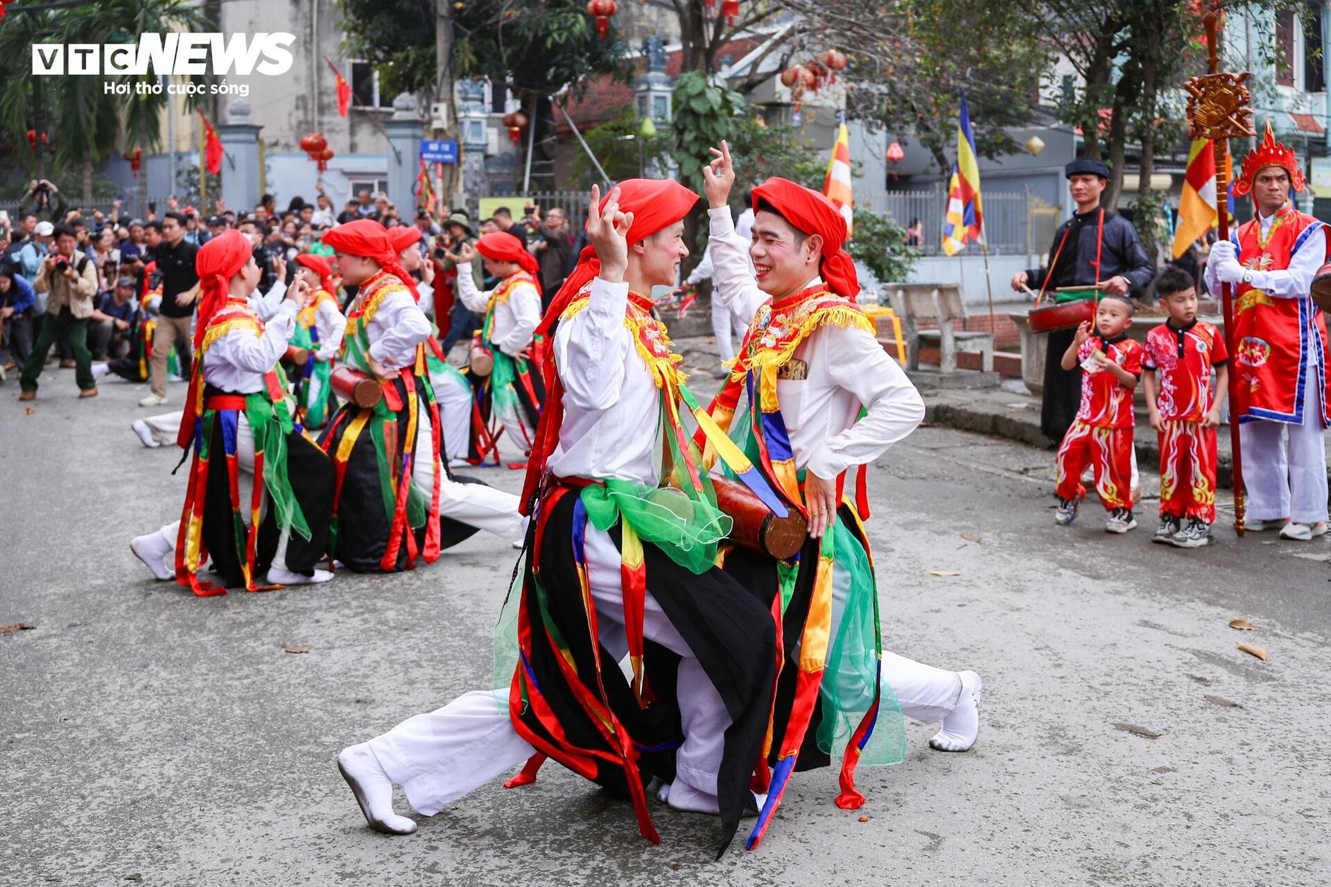Trai làng mặc yếm đào, lả lơi múa 'con đĩ đánh bồng' giữa phố Hà Nội - 10