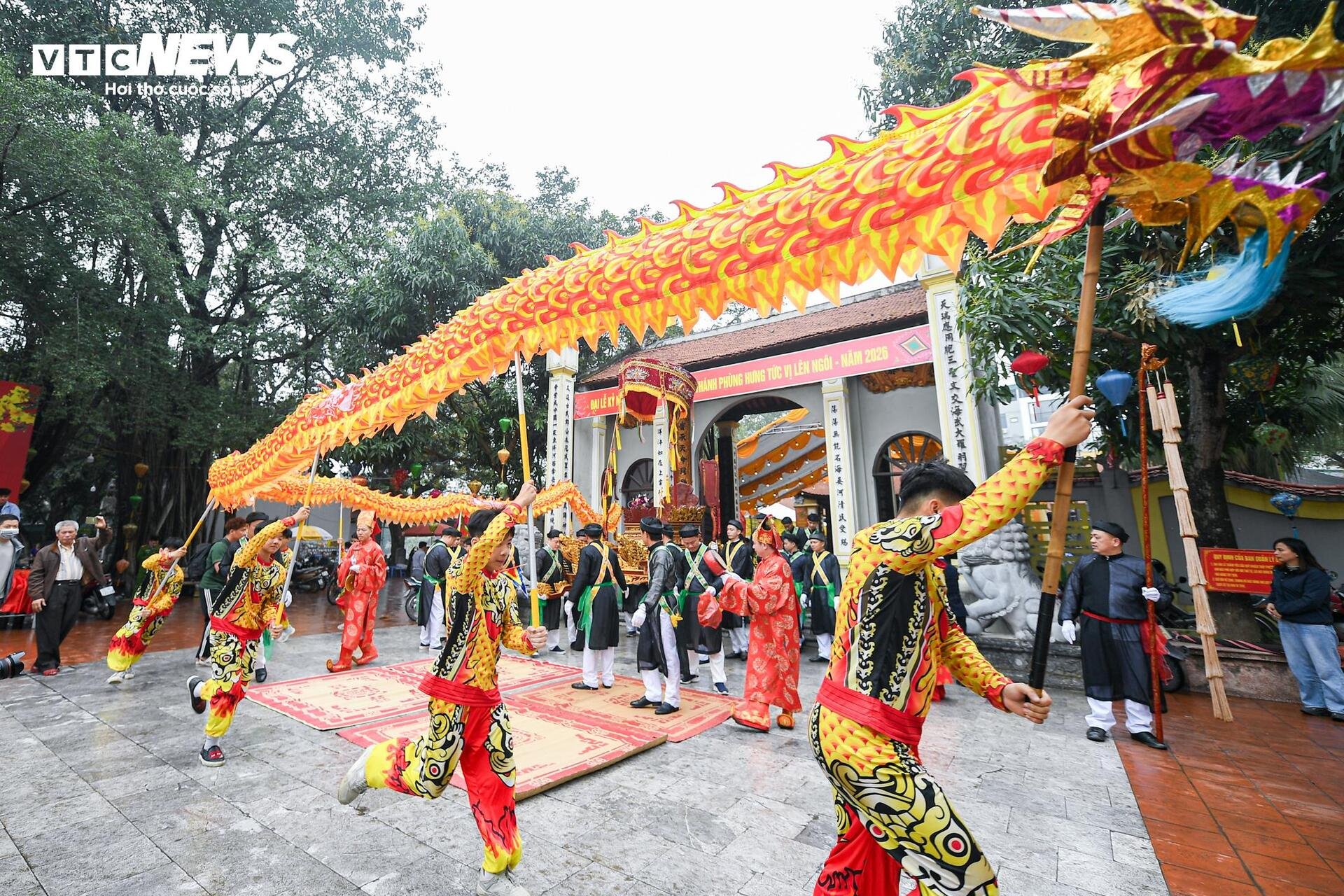 Trai làng mặc yếm đào, lả lơi múa 'con đĩ đánh bồng' giữa phố Hà Nội - 12