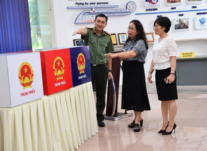 Các điểm bỏ phiếu đã sẵn sàng cho cử tri đi bỏ phiếu. (Ảnh: Phường Tam Thắng)