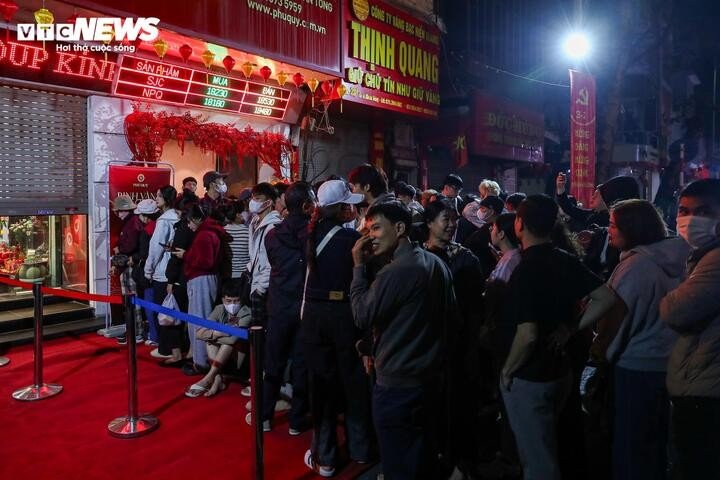 Sáng sớm nay, mới khoảng 5h, nhiều cửa hàng trên phố Trần Nhân Tông (phường Hai Bà Trưng, Hà Nội) đã chật kín người dân xếp hàng chờ mua vàng ngày vía thần Tài. Đáng chú ý, theo ghi nhận, không ít người có mặt từ tối hôm trước để xếp hàng, chờ được mua đầu tiên.