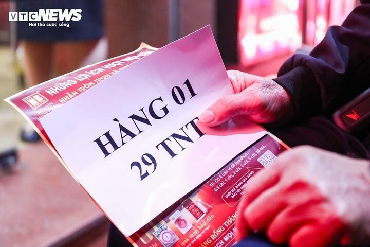 Xếp hàng gần 10 tiếng chờ mua vàng ngày vía thần Tài - 2