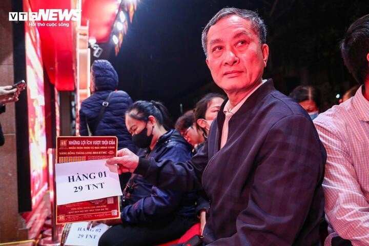 Xếp hàng gần 10 tiếng chờ mua vàng ngày vía thần Tài - 3