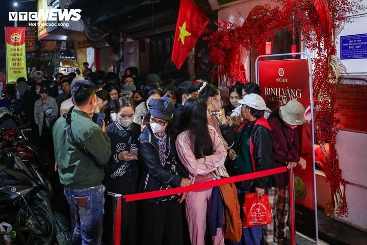 Xếp hàng gần 10 tiếng chờ mua vàng ngày vía thần Tài - 5