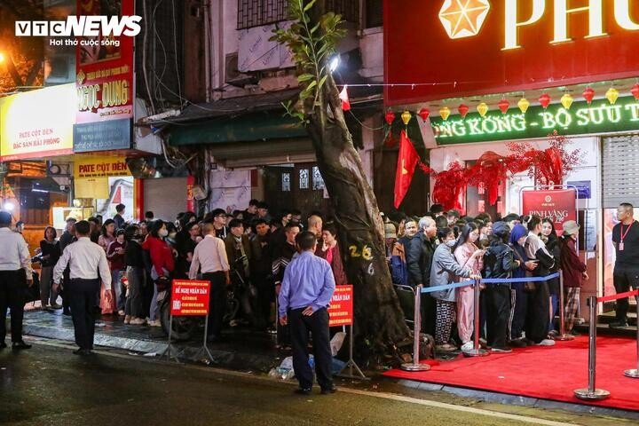 Xếp hàng gần 10 tiếng chờ mua vàng ngày vía thần Tài - 6