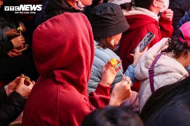 Nhiều khách hàng tranh thủ dùng bữa sáng đơn giản ngay tại chỗ, chờ đến giờ cửa hàng mở cửa để vào mua vàng.