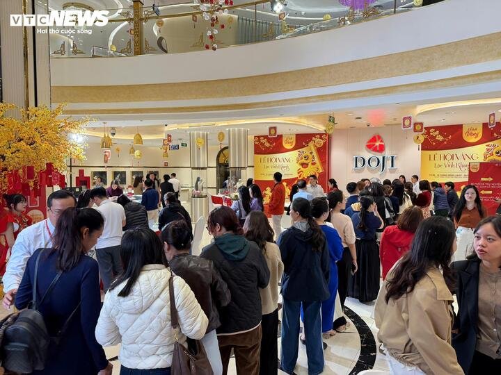 Người dân xếp hàng đi mua vàng ngày vía thần Tài. (Ảnh: Công Hiếu)